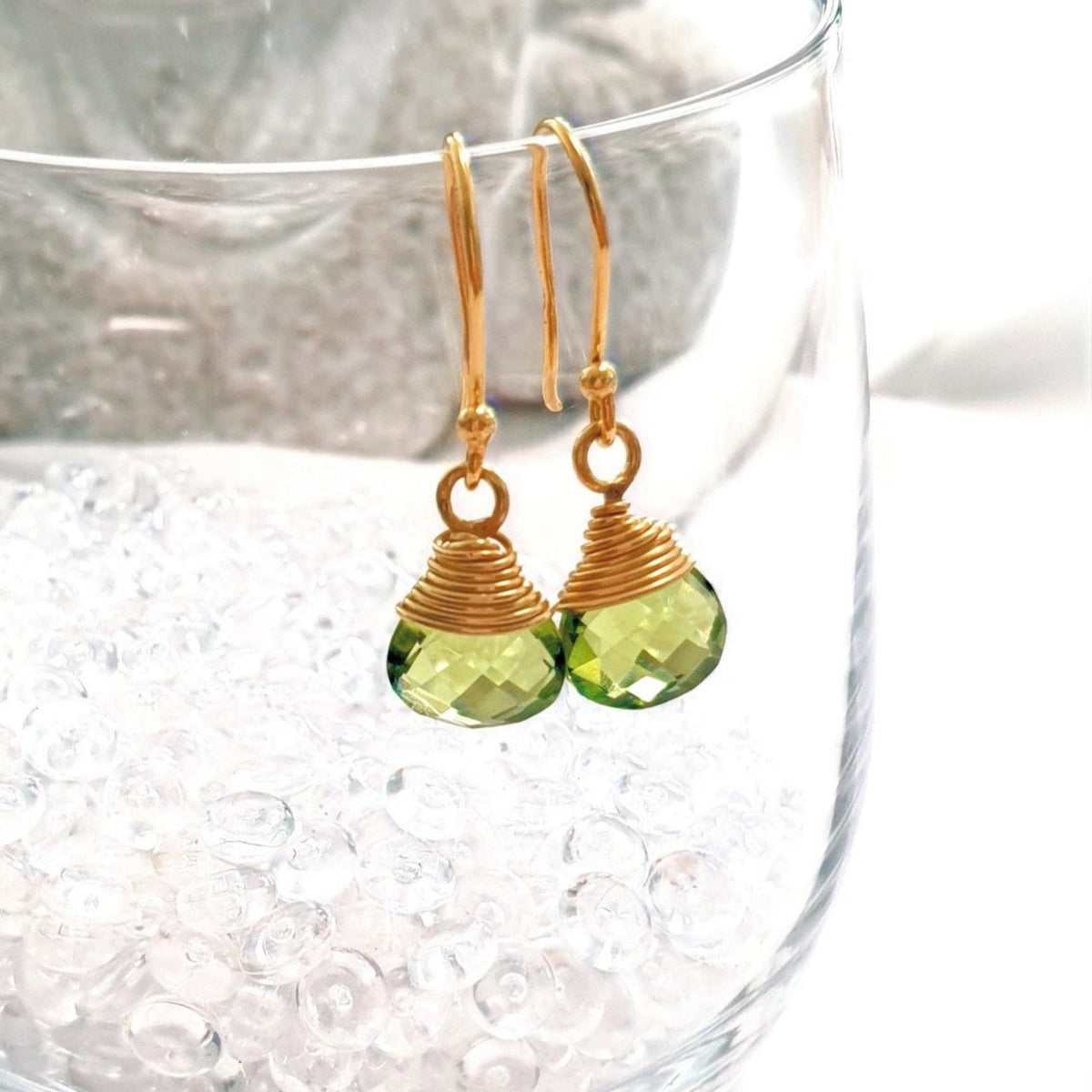 Peridot Hänge Ohrringe, Peridot Ohrringe, Peridot Earrings, grüne Peridot Edelstein Ohrringe draht umwickelt in Gold Hängeohrringe mit tropfenförmigem grünem Peridot Kristall