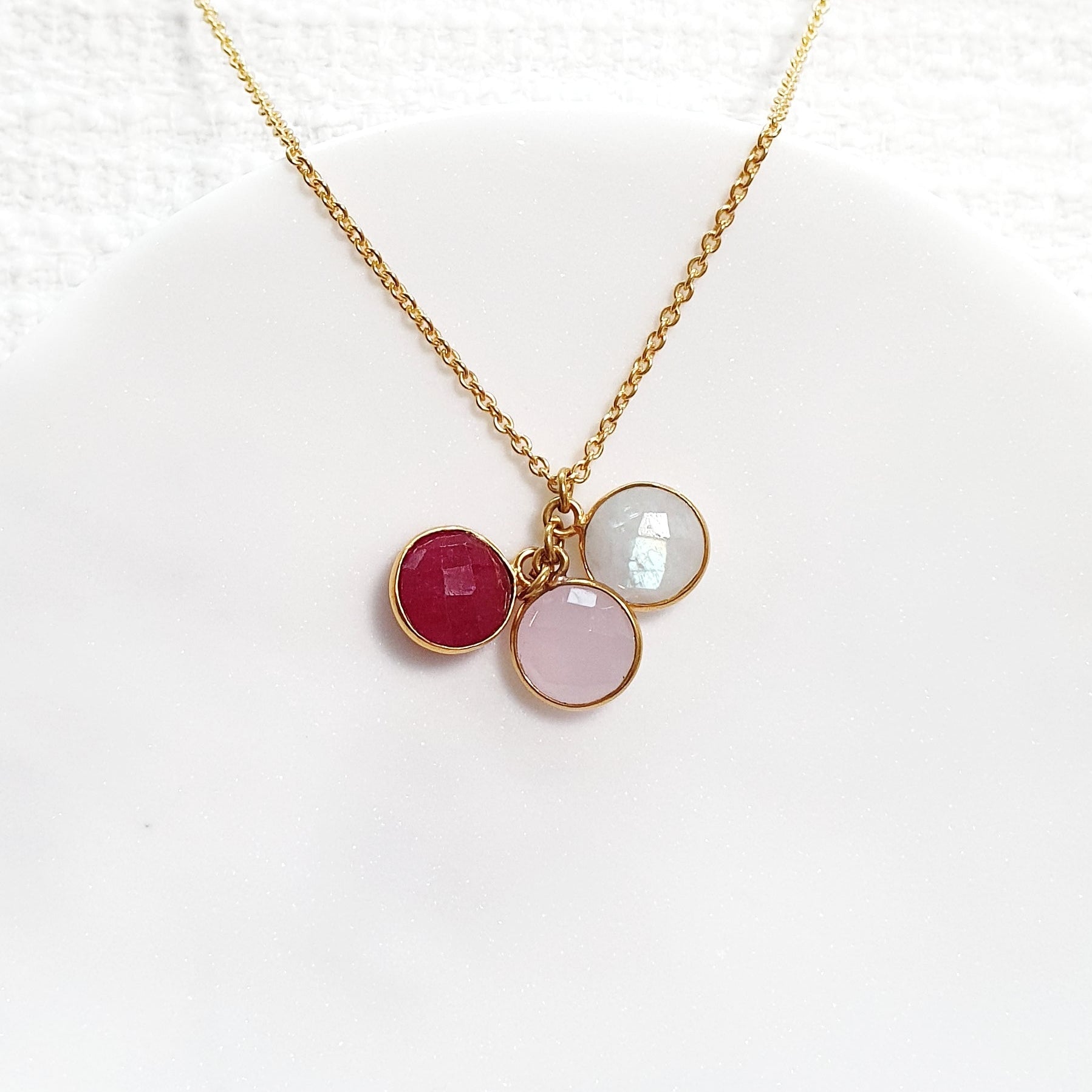 Anhänger Kette, golden pendant necklace with gemstones, vergoldete Halskette mit Edelsteinanhänger mit rotem Granat Edelstein rosa Chalcedony und weissem Mondstein