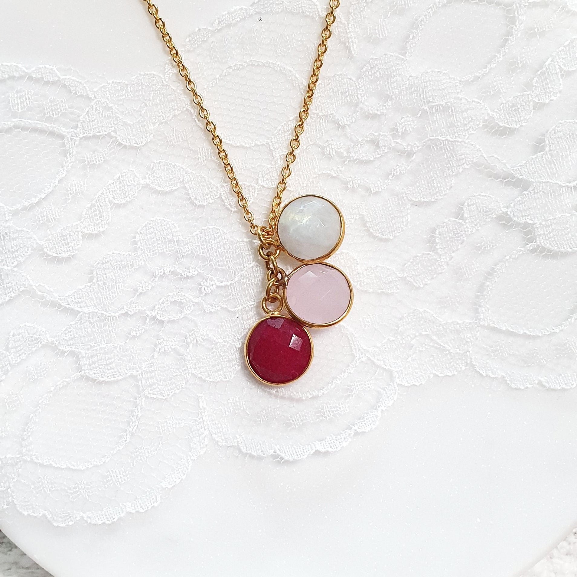 Anhänger Kette, golden pendant necklace with gemstones, vergoldete Halskette mit Edelsteinanhänger mit rotem Granat Edelstein rosa Chalcedony und weissem Mondstein