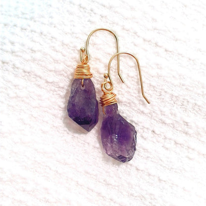 Natur Amethyst Ohrringe, Natural Amethyst Earrings, Amethyst Hängeohrringe, Amethyst Ohrringe, goldene Ohrringe mit Edelstein Amethyst, golden wire wrapped raw cut Amethyst dangle earrings Amethyst Rohstein Ohrhänger drahtumwickelte Ohrringe mit Amethyst Stein