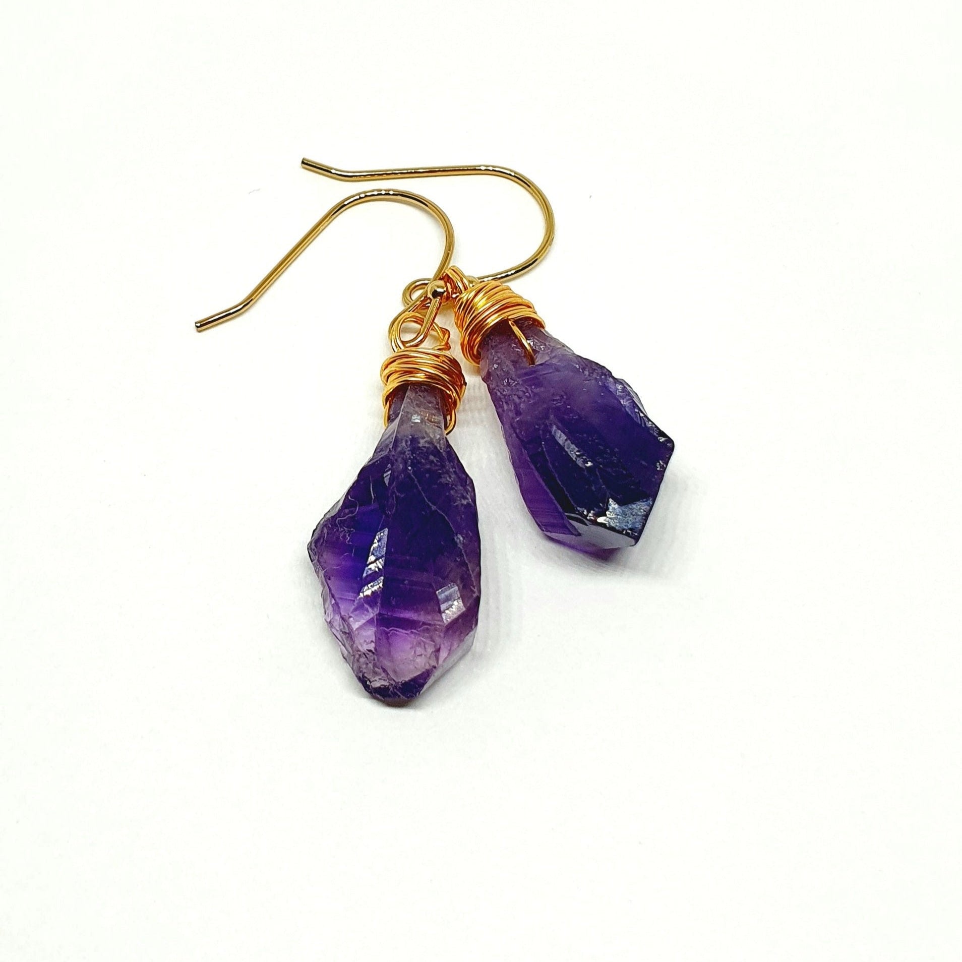 Natur Amethyst Ohrringe, Natural Amethyst Earrings, Amethyst Hängeohrringe, Amethyst Ohrringe, goldene Ohrringe mit Edelstein Amethyst, golden wire wrapped raw cut Amethyst dangle earrings Amethyst Rohstein Ohrhänger drahtumwickelte Ohrringe mit Amethyst Stein