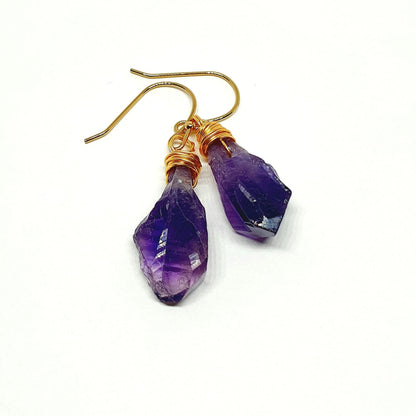 Natur Amethyst Ohrringe, Natural Amethyst Earrings, Amethyst Hängeohrringe, Amethyst Ohrringe, goldene Ohrringe mit Edelstein Amethyst, golden wire wrapped raw cut Amethyst dangle earrings Amethyst Rohstein Ohrhänger drahtumwickelte Ohrringe mit Amethyst Stein