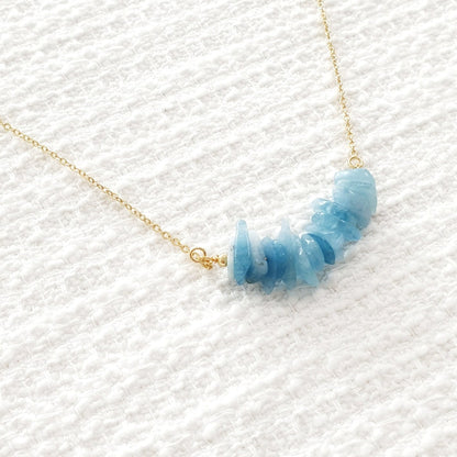 Aquamarin Halskette, Aquamarin Kette, Aquamarine Necklace, hellblaue Aquamarin Edelsteinhalskette vergoldete Halskette mit uneben geschliffener Steinreihe Aquamarin blau