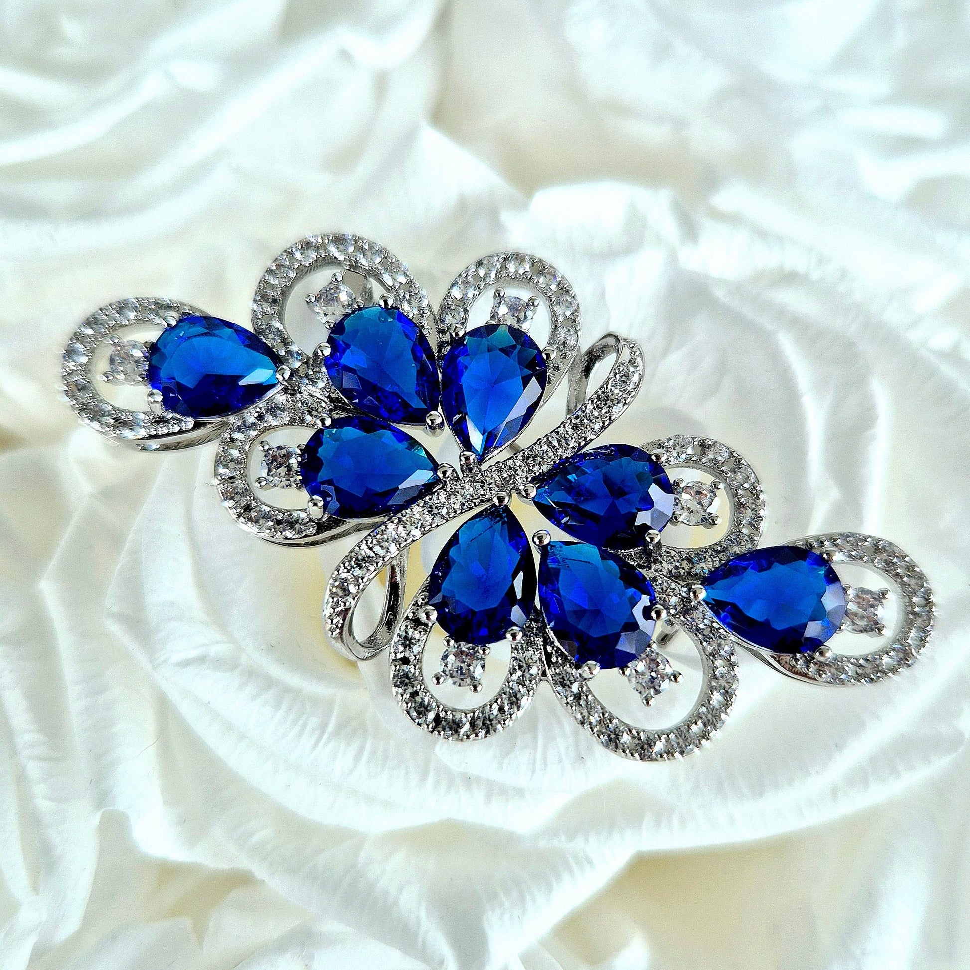 Brooch Royal Blue, Royal blue brooch, Blaue Brosche, broche bleue, Silber Brosche mit blauen Diamant Imitaten, Silver brooch with blue diamond imitation, cubic zirconia brooch, Cubic Zirkonia Brosche, broche royal bleue, bridal brooch, etwas blaues, something blue brooch, elegante Brosche, elegant brooch