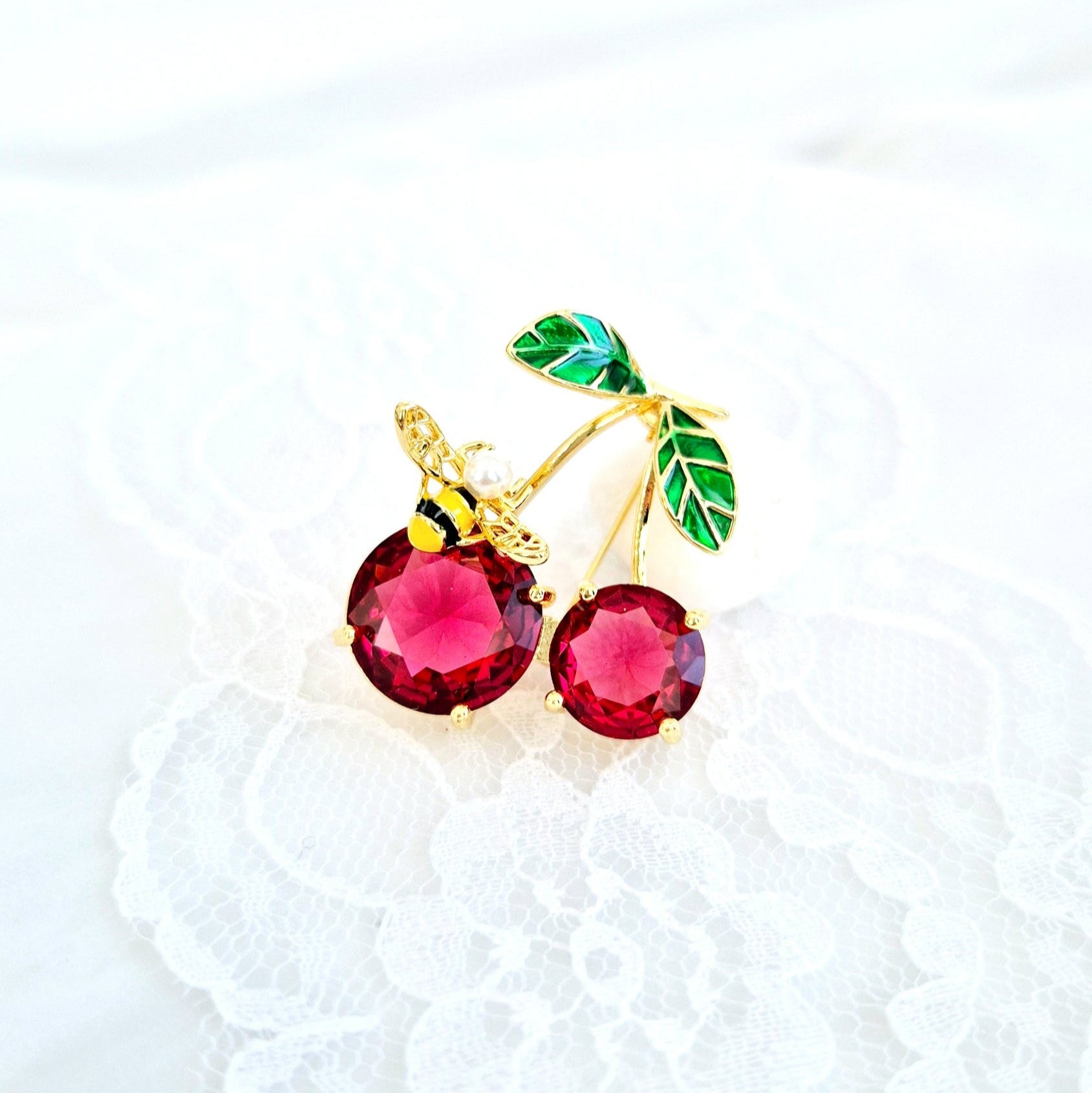 Brosche Kirsche, Kirschen Brosche, Cherry Brooch, Broche cerise, Spilla ciliegia, Gold brooch, golden brooch, Goldene Brosche, Brosche, Brooch, Broach, Broche, Spilla, broche dore, Rote Brosche, red cherry brooch, red brooch