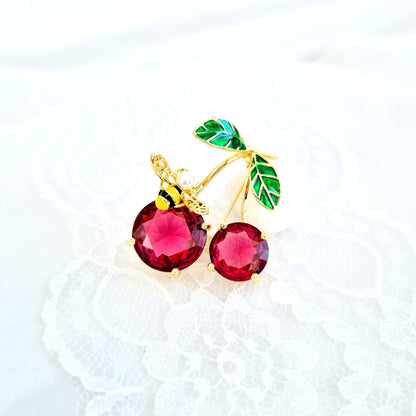Brosche Kirsche, Kirschen Brosche, Cherry Brooch, Broche cerise, Spilla ciliegia, Gold brooch, golden brooch, Goldene Brosche, Brosche, Brooch, Broach, Broche, Spilla, broche dore, Rote Brosche, red cherry brooch, red brooch