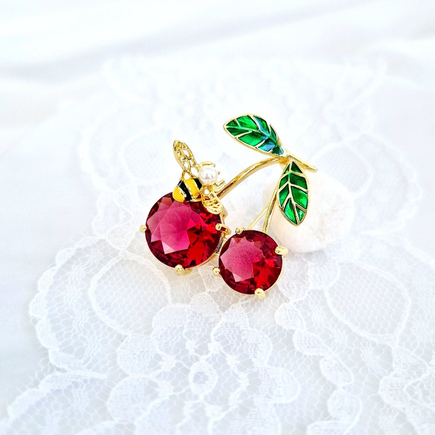 Brosche Kirsche, Kirschen Brosche, Cherry Brooch, red broach, Broche cerise, Spilla ciliegia, Gold brooch, golden brooch, Goldene Brosche, Brosche, Brooch, Broach, Broche, Spilla, broche dore, Rote Brosche,  red brooch, for women, Schmuck, Jewelry, jewellery, gioielli, bijou, bijoux