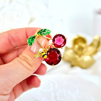 Brosche Kirsche, Kirschen Brosche, Cherry Brooch, red broach, Broche cerise, Spilla ciliegia, Gold brooch, golden brooch, Goldene Brosche, Brosche, Brooch, Broach, Broche, Spilla, broche dore, Rote Brosche,  red brooch, for women, Schmuck, Jewelry, jewellery, gioielli, bijou, bijoux