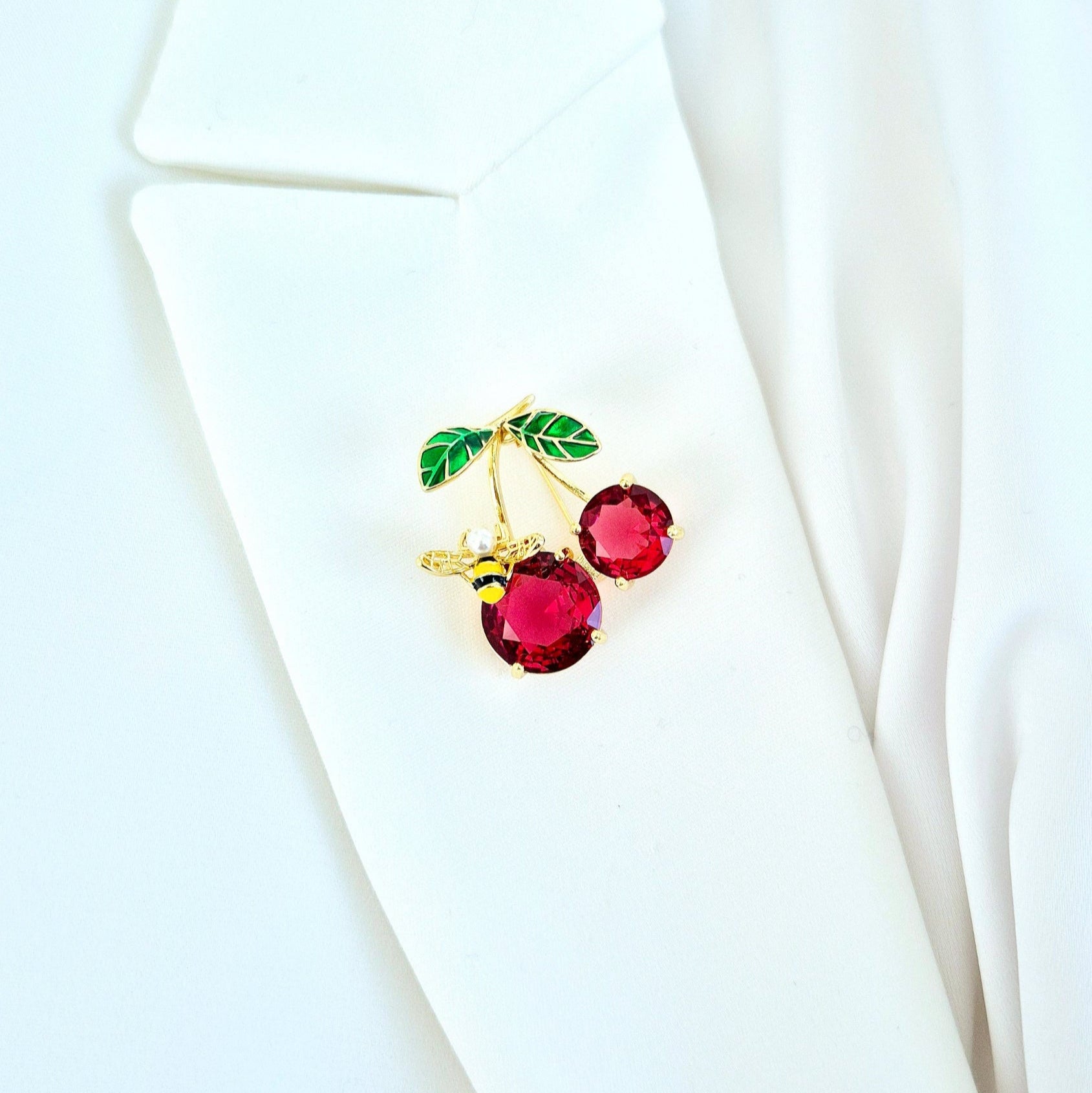 Brosche Kirsche, Kirschen Brosche, Cherry Brooch, Broche cerise, Spilla ciliegia, Gold brooch, golden brooch, Goldene Brosche, Brosche, Brooch, Broach, Broche, Spilla, broche dore, Rote Brosche, red cherry brooch, red brooch