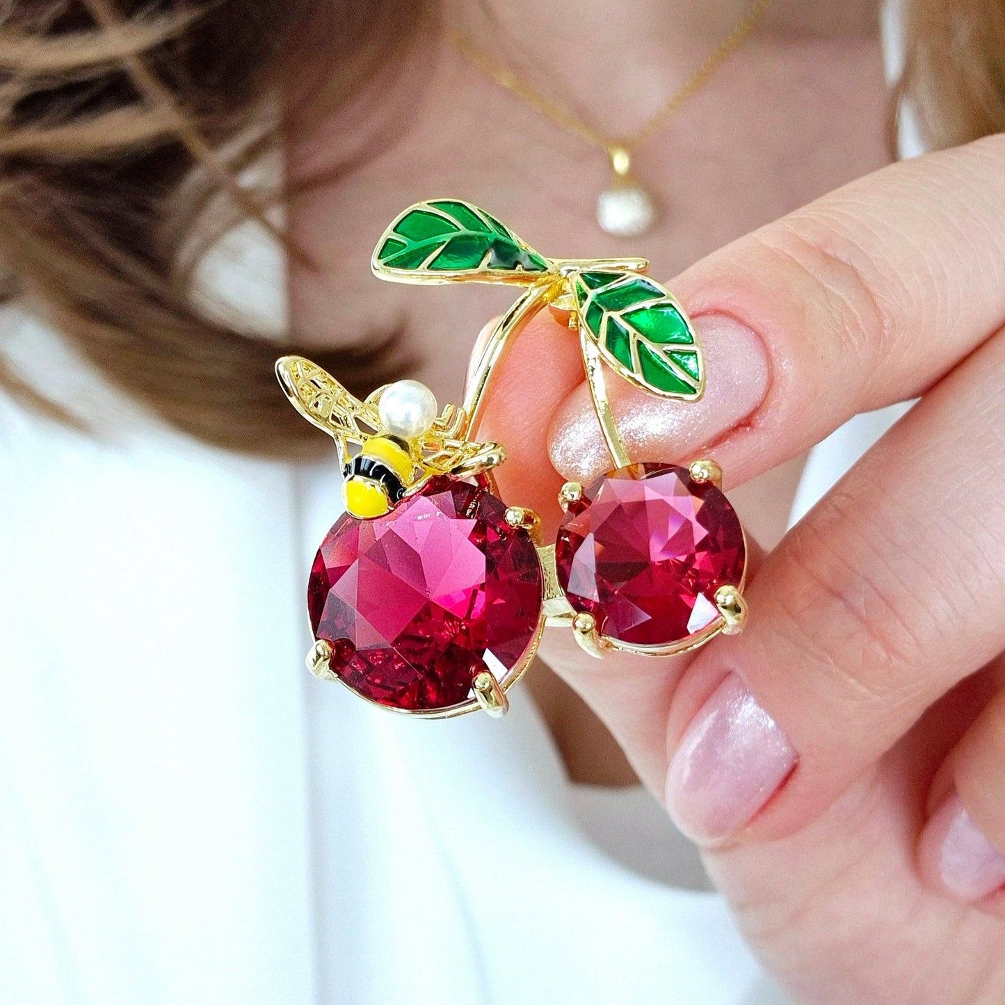 Brosche Kirsche, Kirschen Brosche, Cherry Brooch, red broach, Broche cerise, Spilla ciliegia, Gold brooch, golden brooch, Goldene Brosche, Brosche, Brooch, Broach, Broche, Spilla, broche dore, Rote Brosche,  red brooch, for women, Schmuck, Jewelry, jewellery, gioielli, bijou, bijoux