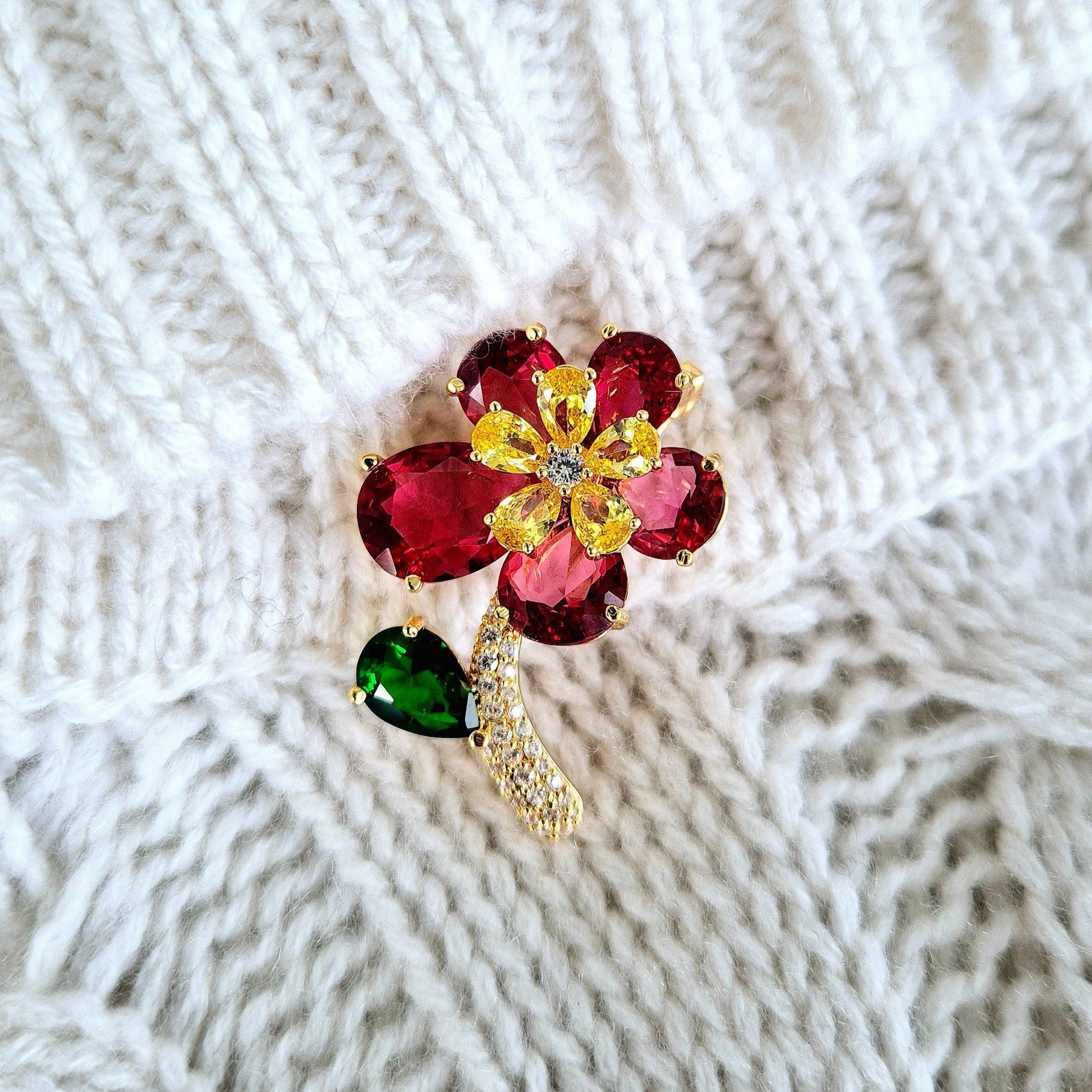 Brosche Rote Blume, goldene Brosche, red flower brooch, golden brooch, broche en or, broche fleur, broche rouge, rote Brosche, red brooch, Brosche, brooch, broach, broche, Blumen Brosche 