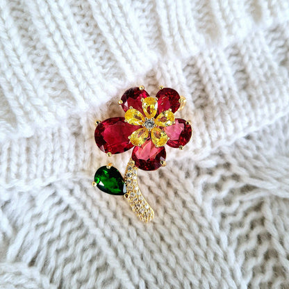 Brosche Rote Blume, goldene Brosche, red flower brooch, golden brooch, broche en or, broche fleur, broche rouge, rote Brosche, red brooch, Brosche, brooch, broach, broche, Blumen Brosche 