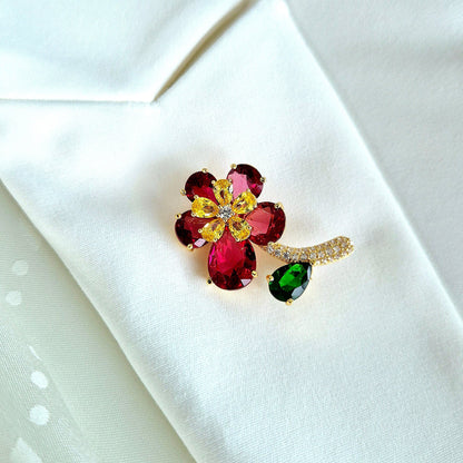 Brosche Rote Blume, goldene Brosche, red flower brooch, golden brooch, broche en or, broche fleur, broche rouge, rote Brosche, red brooch, Brosche, brooch, broach, broche, Blumen Brosche 