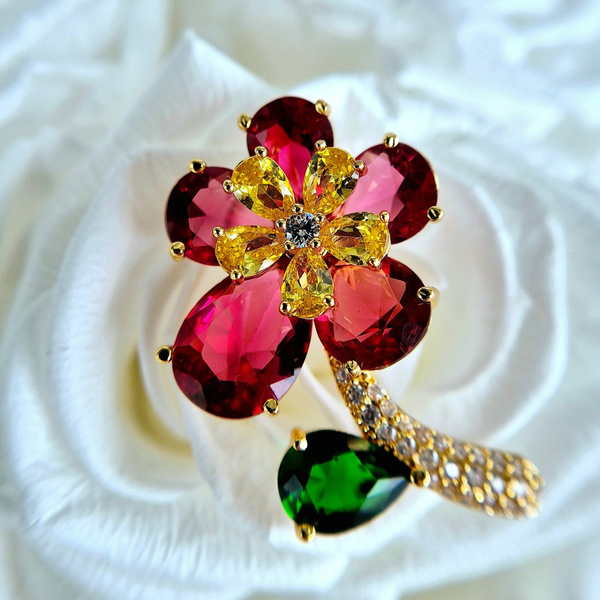 Brosche Rote Blume, goldene Brosche, red flower brooch, golden brooch, broche en or, broche fleur, broche rouge, rote Brosche, red brooch, Brosche, brooch, broach, broche, Blumen Brosche 