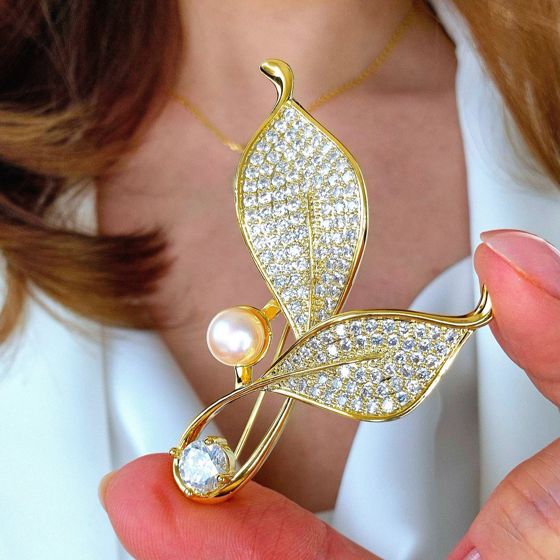 Goldene Brosche, Brosche, golden brooch, brooch, broach, Broche, spilla, broche doree, spilla doro, Leaf brooch, Blatt Brosche, Brosche Blatt, CZ brooch, pearl brooch, Perlen Brosche, Zirkonia Brosche, elegante Brosche, elegant brooch 