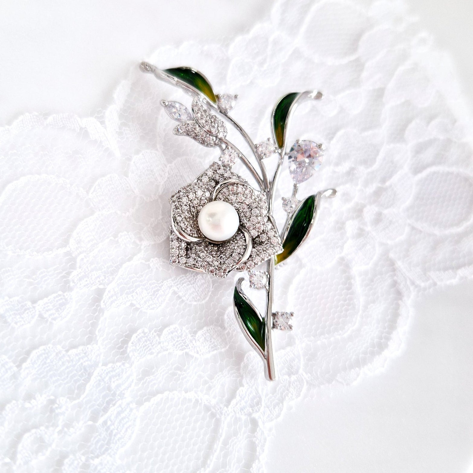Blumenbrosche aus Silber mit weißer Süßwasserperle und Zirkonia – Damenschmuck, flower brooch, broche fleur, spilla