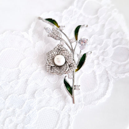 Blumenbrosche aus Silber mit weißer Süßwasserperle und Zirkonia – Damenschmuck, flower brooch, broche fleur, spilla