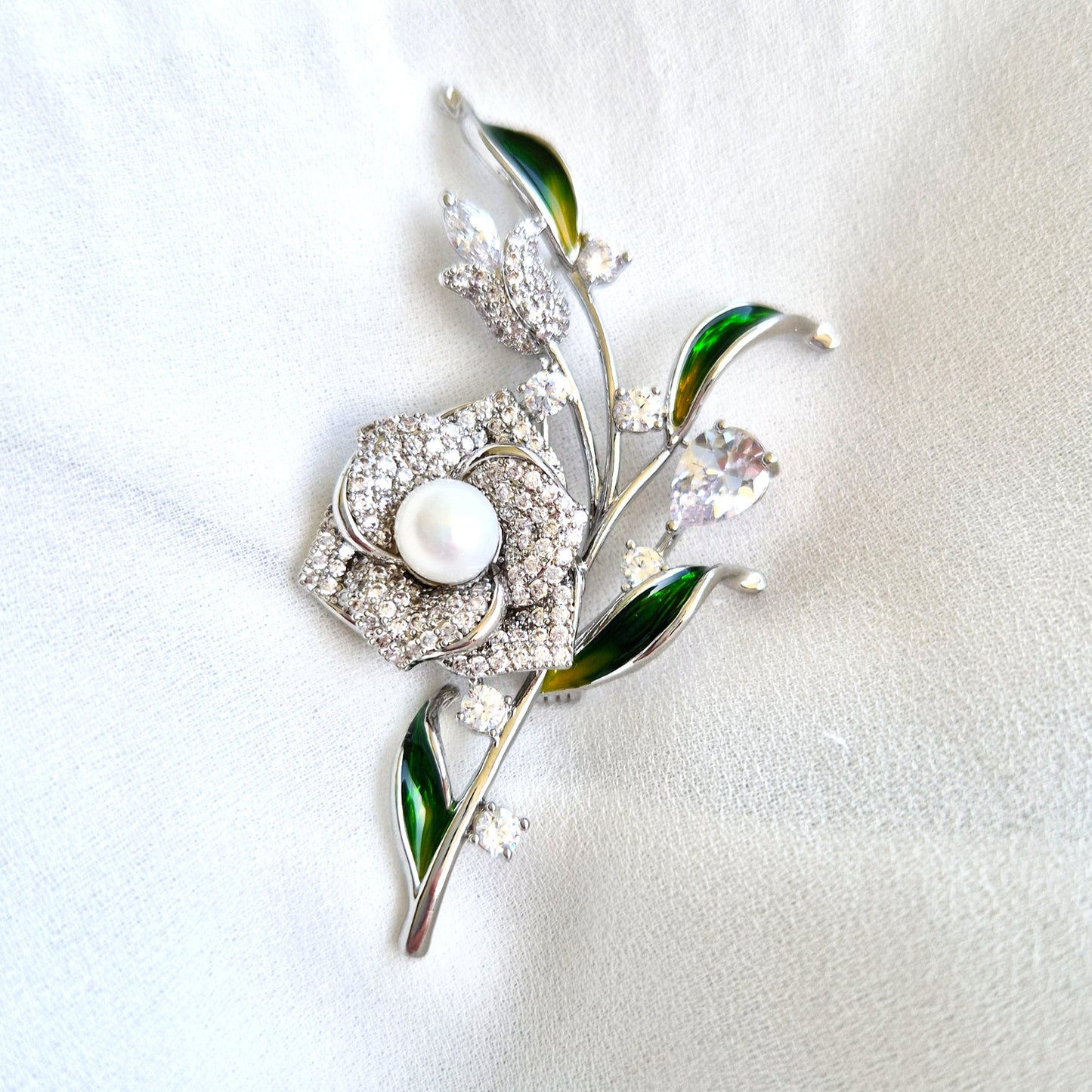Blumenbrosche aus Silber mit weißer Süßwasserperle und Zirkonia – Damenschmuck, flower brooch, broche fleur, spilla
