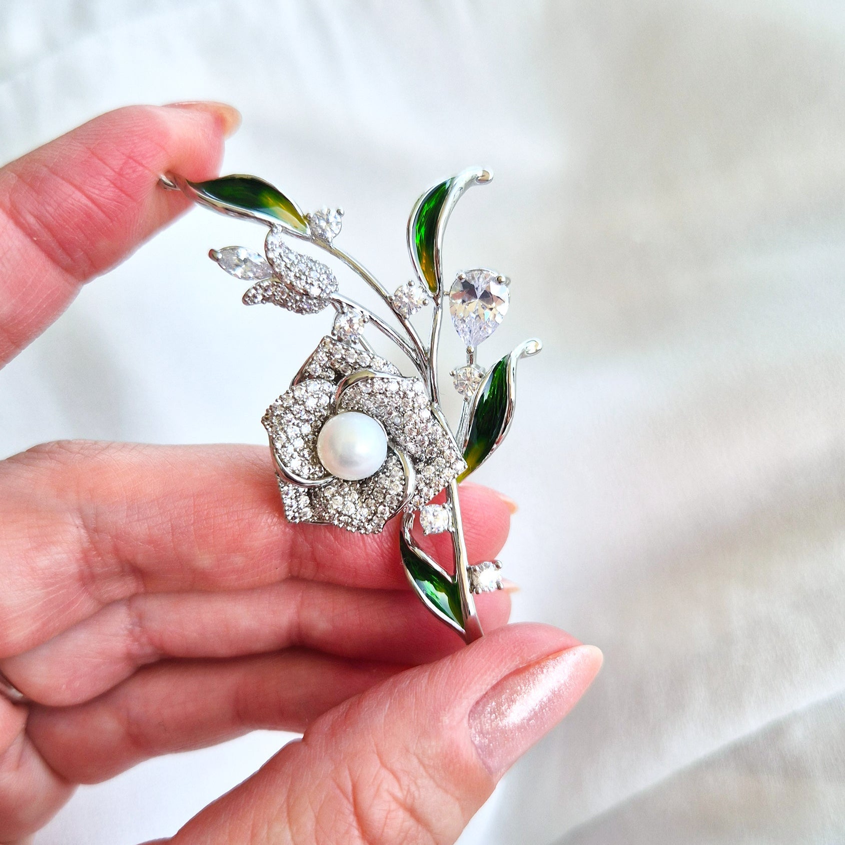 Blumenbrosche aus Silber mit weißer Süßwasserperle und Zirkonia – Damenschmuck, flower brooch, broche fleur, spilla