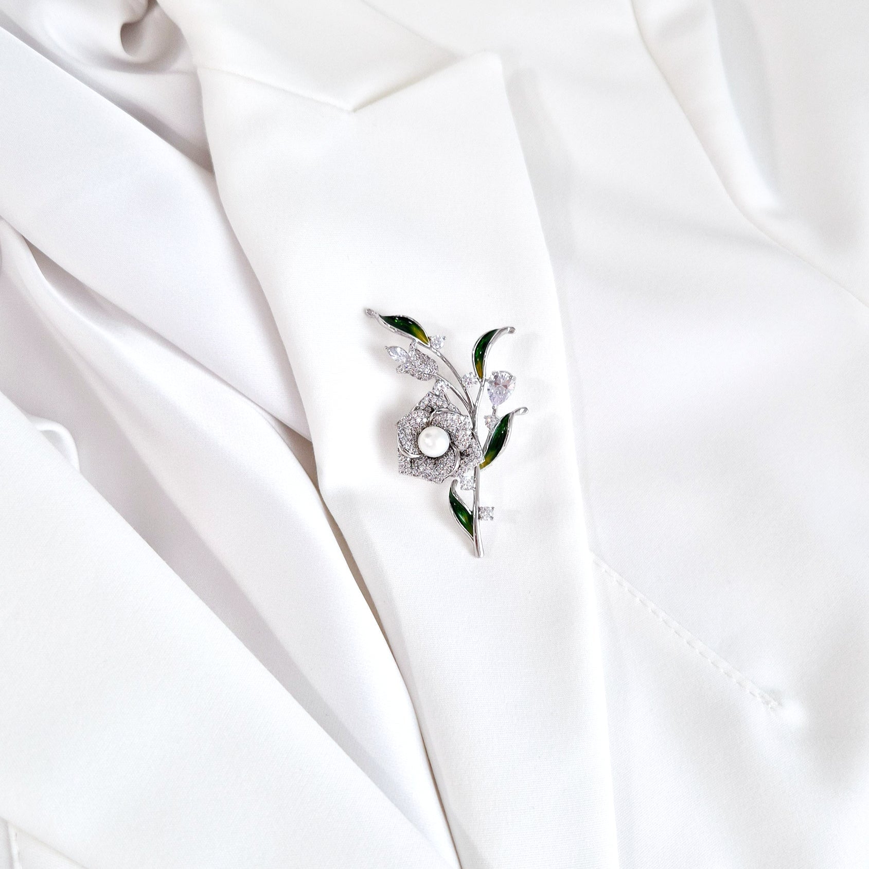 Blumenbrosche aus Silber mit weißer Süßwasserperle und Zirkonia – Damenschmuck, flower brooch, broche fleur, spilla
