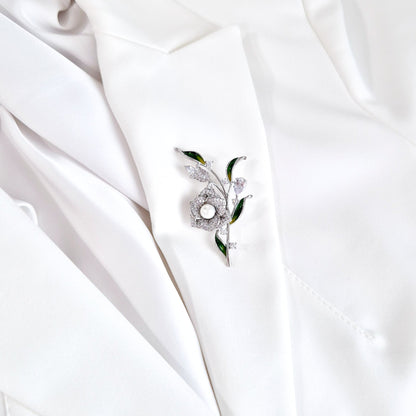 Blumenbrosche aus Silber mit weißer Süßwasserperle und Zirkonia – Damenschmuck, flower brooch, broche fleur, spilla