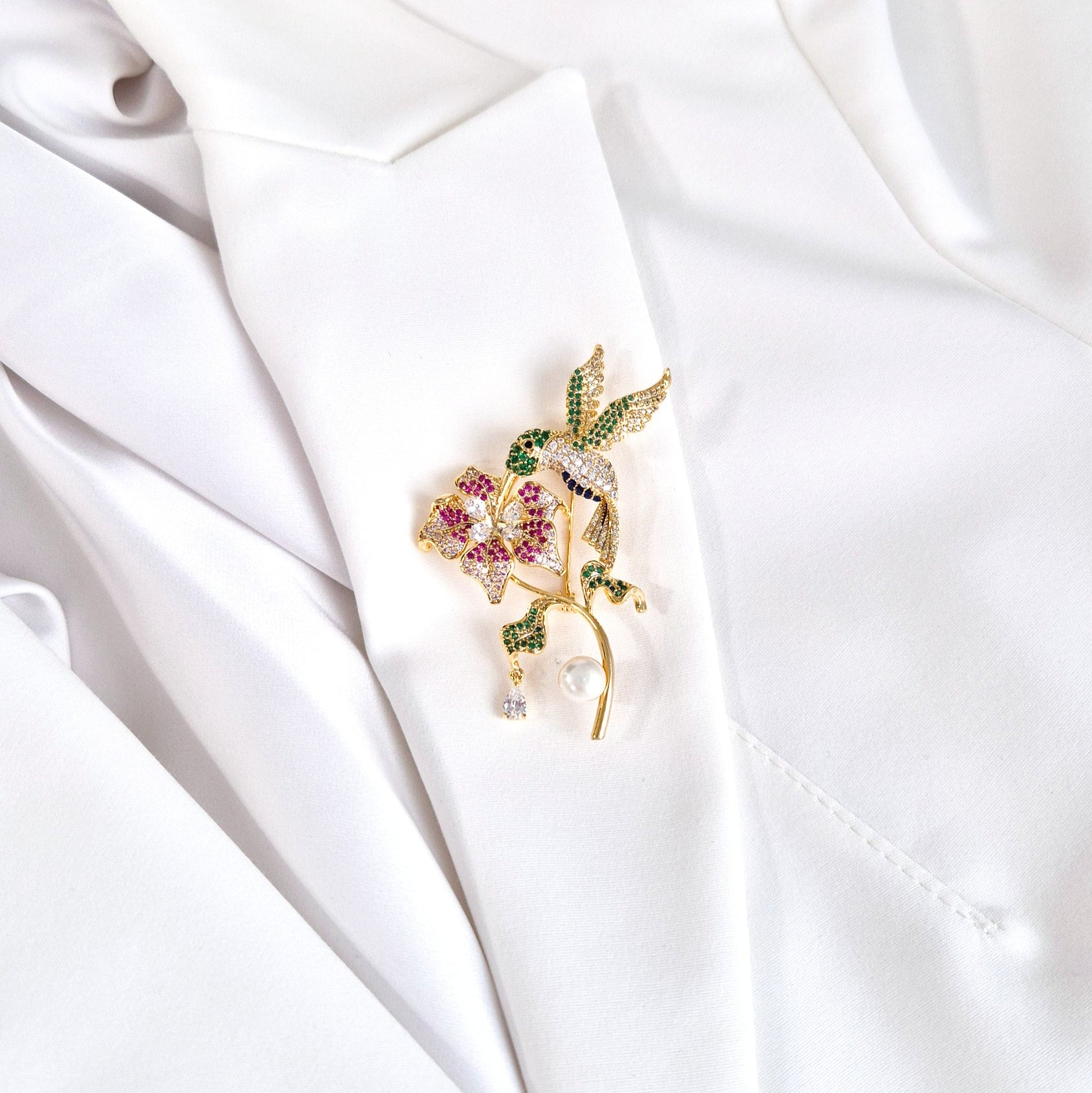 Goldene Brosche Kolibri, golden brooch, broche, spilla, Goldene Kolibri-Brosche mit Blume, bunten CZ-Steinen und weißer Perle – 18K vergoldetes Kupfer, romantisch-verspielter Schmuckstil