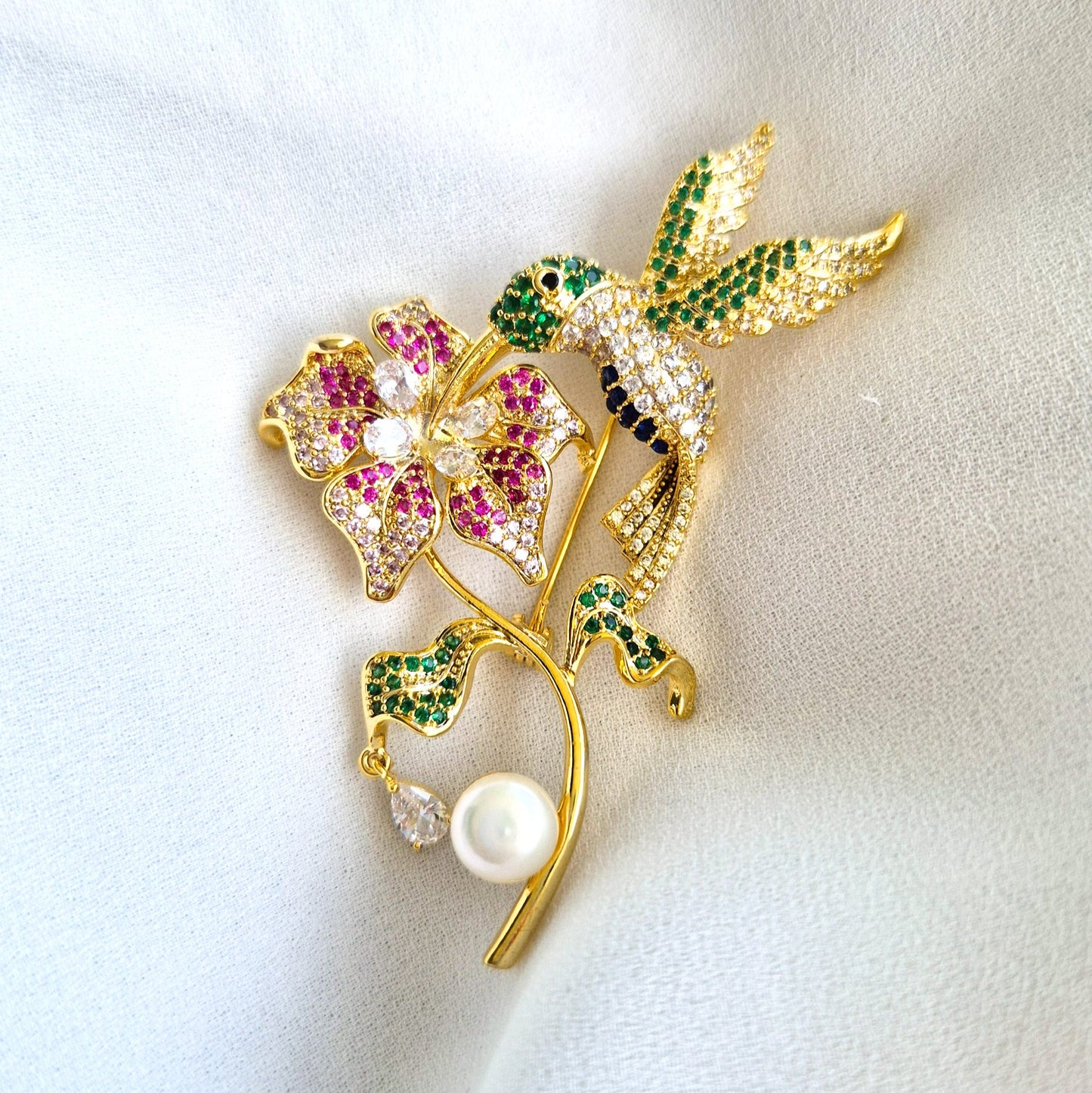 Goldene Brosche Kolibri, golden brooch, broche, spilla, Goldene Kolibri-Brosche mit Blume, bunten CZ-Steinen und weißer Perle – 18K vergoldetes Kupfer, romantisch-verspielter Schmuckstil