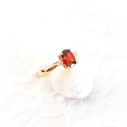Roter Granat Ring, red garnet Ring, roter Ring, gold Ring, Damenring, Fingerring, goldener Ring, Granat Ring, Garnet Ring, ring for women, ring gift, ring jewelry, red ring, red stone ring, eleganter roter Granat Ring mit ovalem geschliffenen Stein in Krappenfassung mit weissen Zirkon Steinchen vergoldet