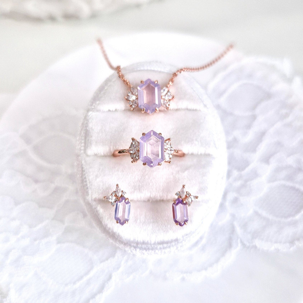 Lavendelquarz Schmuckset, Schmuckset Lavendelquarz, Lavender quartz jewelry set, Parure de bijoux en quartz lavande, Set di gioielli in quarzo lavanda, Schmuckset, jewellery set, Rosegold Schmuck, Silber Schmuck Set, Rose Gold Schmuckset, rose gold jewelry set, Rose gold jewelry, Lavendelquarz Ohrringe, Lavendelquarz Halskette, Lavendelquarz Ring, Schmuck, Ring, Ohrringe, Ohrstecker, Ring