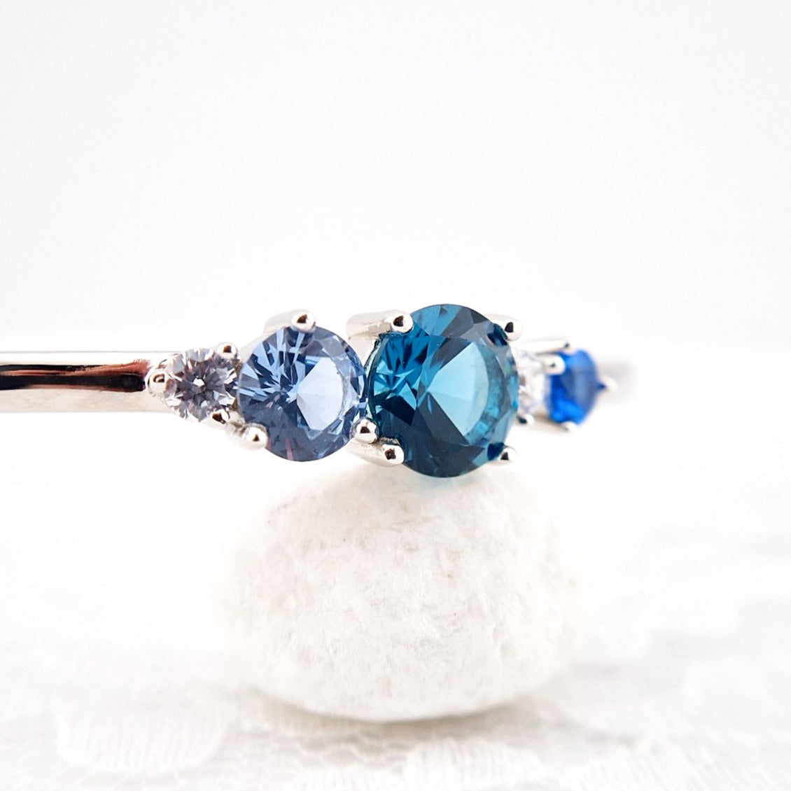 London Blue Topaz Bracelet, Silber Armreifen, Silber Armband, Topaz bangle, Armreifen mit blauen Edelsteinen, Silber Armreifen mit blauen Edelsteinen. blue gemstone bracelet, topaz bracelet, Silber Schmuck, Aquamarin, Saphir, Topas, Schmuck, jewelry, jewellery, bracelet, bracciale