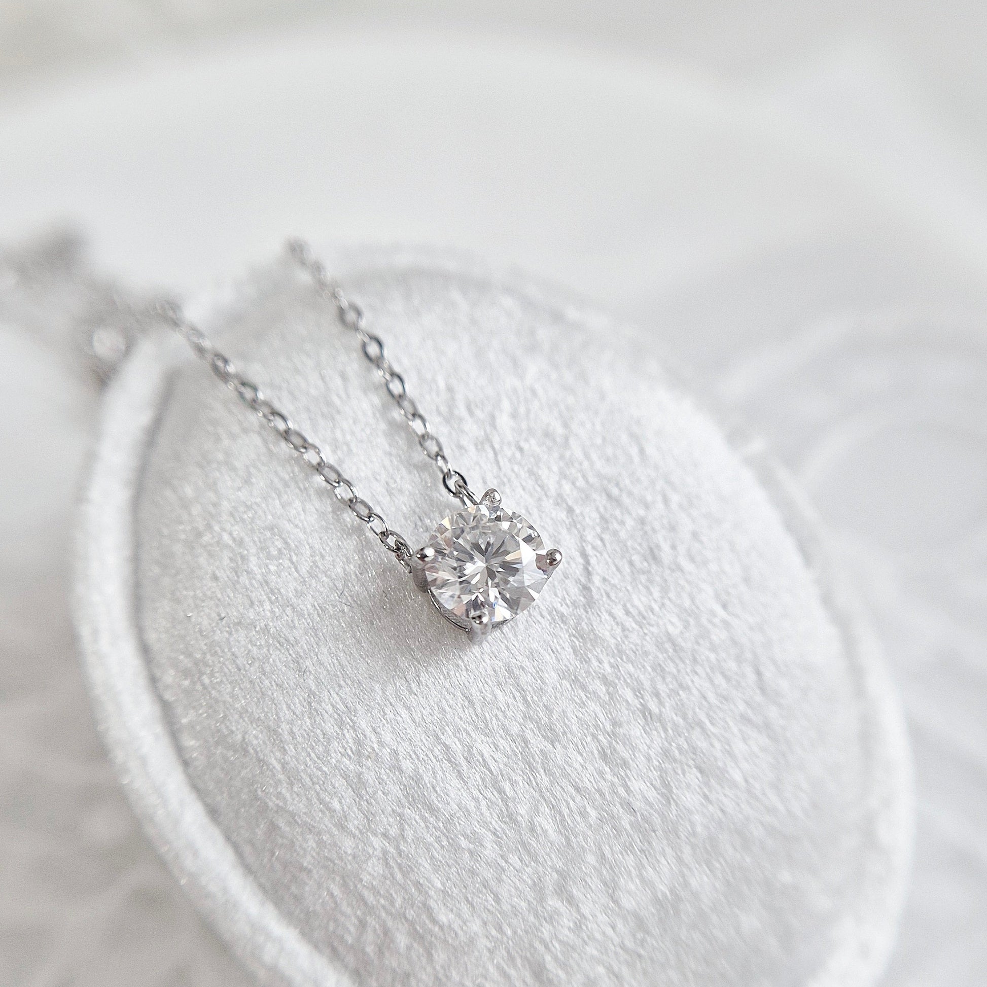 Moissanite necklace, Moissanit Kette, Moissanite pendant necklace, solitaire necklace, Solitär Halskette, Damenkette, Halskette, Hochzeitsschmuck, wedding jewelry, jewellery gift, for her, birthday gift girl friend, anniversary present, silver jewelry, elegant necklace, Halskette, collana, collier, Schmuck, bijou, accessoire, gioielli, bridesmaid gift, Schmuck für Hochzeit