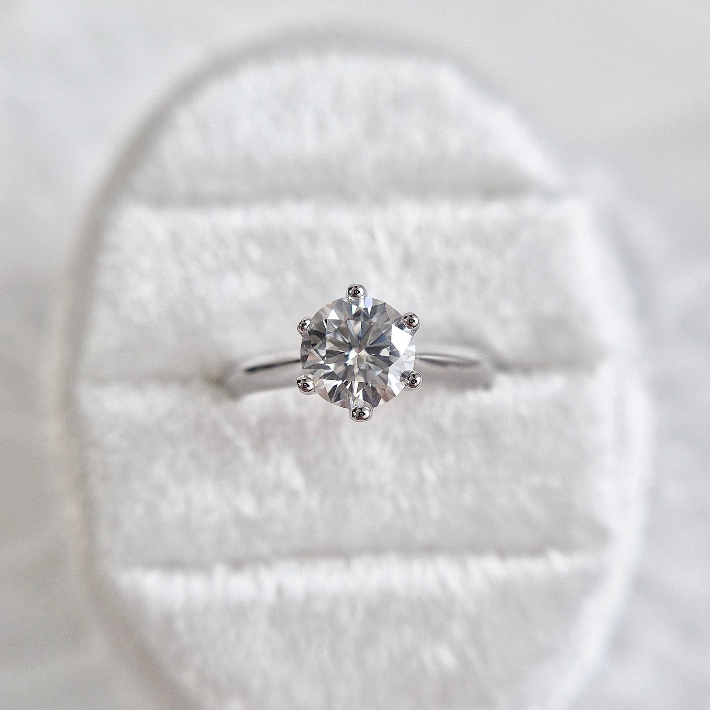 Moissanit Silber Ring, Moissanite Ring, moissanite silver ring, Moissanit Ring, studs, Ring, Fingerring, Silberring, Damenring, Silberschmuck, silver jewelry, 925 sterling silver jewellery, gioielli, bijou, accessoire, bridal ring, wedding ring, promise ring, engagement ring, proposal ring, Verlobungsring, Ring Verlobung, Hochzeit Ring, hochzeitsschmuck, Schmuck, Diamant Ring, Diamond Ring, lab grown diamond jewelry