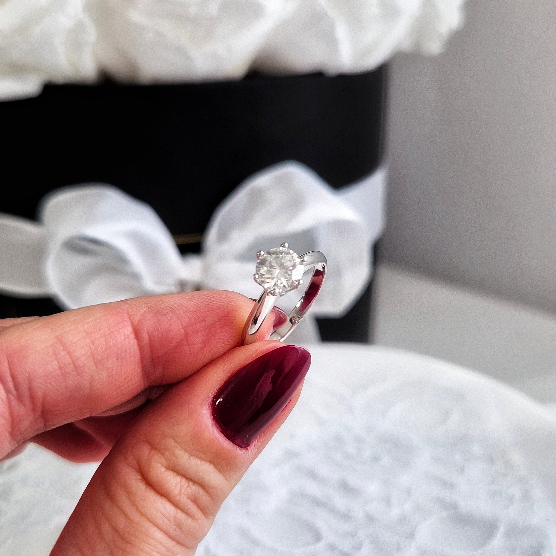 Moissanit Silber Ring, Moissanite Ring, moissanite silver ring, Moissanit Ring, studs, Ring, Fingerring, Silberring, Damenring, Silberschmuck, silver jewelry, 925 sterling silver jewellery, gioielli, bijou, accessoire, bridal ring, wedding ring, promise ring, engagement ring, proposal ring, Verlobungsring, Ring Verlobung, Hochzeit Ring, hochzeitsschmuck, Schmuck, Diamant Ring, Diamond Ring, lab grown diamond jewelry