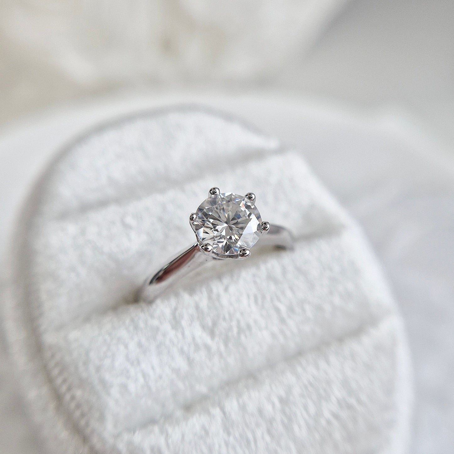 Moissanit Silber Ring, Moissanite Ring, moissanite silver ring, Moissanit Ring, studs, Ring, Fingerring, Silberring, Damenring, Silberschmuck, silver jewelry, 925 sterling silver jewellery, gioielli, bijou, accessoire, bridal ring, wedding ring, promise ring, engagement ring, proposal ring, Verlobungsring, Ring Verlobung, Hochzeit Ring, hochzeitsschmuck, Schmuck, Diamant Ring, Diamond Ring, lab grown diamond jewelry