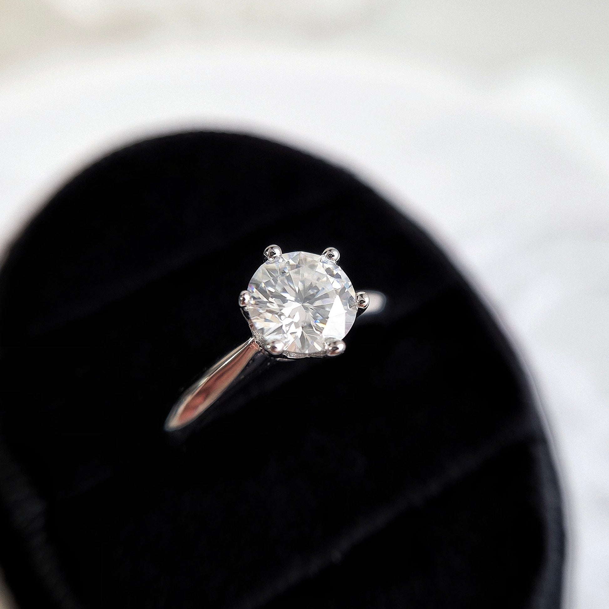 Moissanit Silber Ring, Moissanite Ring, moissanite silver ring, Moissanit Ring, studs, Ring, Fingerring, Silberring, Damenring, Silberschmuck, silver jewelry, 925 sterling silver jewellery, gioielli, bijou, accessoire, bridal ring, wedding ring, promise ring, engagement ring, proposal ring, Verlobungsring, Ring Verlobung, Hochzeit Ring, hochzeitsschmuck, Schmuck, Diamant Ring, Diamond Ring, lab grown diamond jewelry