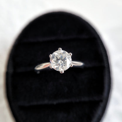 Moissanit Silber Ring, Moissanite Ring, moissanite silver ring, Moissanit Ring, studs, Ring, Fingerring, Silberring, Damenring, Silberschmuck, silver jewelry, 925 sterling silver jewellery, gioielli, bijou, accessoire, bridal ring, wedding ring, promise ring, engagement ring, proposal ring, Verlobungsring, Ring Verlobung, Hochzeit Ring, hochzeitsschmuck, Schmuck, Diamant Ring, Diamond Ring, lab grown diamond jewelry