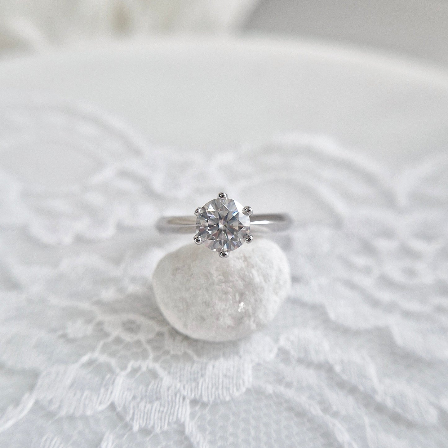 Moissanit Silber Ring, Moissanite Ring, moissanite silver ring, Moissanit Ring, studs, Ring, Fingerring, Silberring, Damenring, Silberschmuck, silver jewelry, 925 sterling silver jewellery, gioielli, bijou, accessoire, bridal ring, wedding ring, promise ring, engagement ring, proposal ring, Verlobungsring, Ring Verlobung, Hochzeit Ring, hochzeitsschmuck, Schmuck, Diamant Ring, Diamond Ring, lab grown diamond jewelry