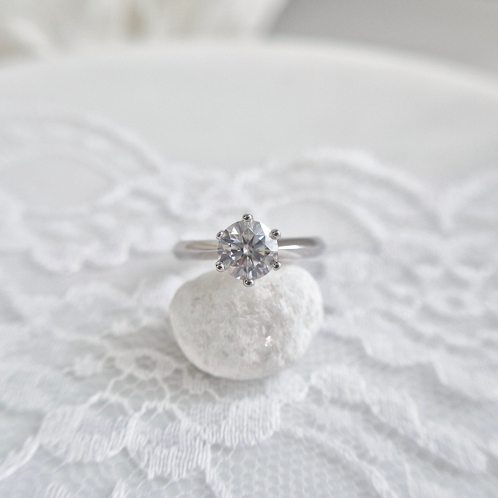Moissanit Silber Ring, Moissanite Ring, moissanite silver ring, Moissanit Ring, studs, Ring, Fingerring, Silberring, Damenring, Silberschmuck, silver jewelry, 925 sterling silver jewellery, gioielli, bijou, accessoire, bridal ring, wedding ring, promise ring, engagement ring, proposal ring, Verlobungsring, Ring Verlobung, Hochzeit Ring, hochzeitsschmuck, Schmuck, Diamant Ring, Diamond Ring, lab grown diamond jewelry