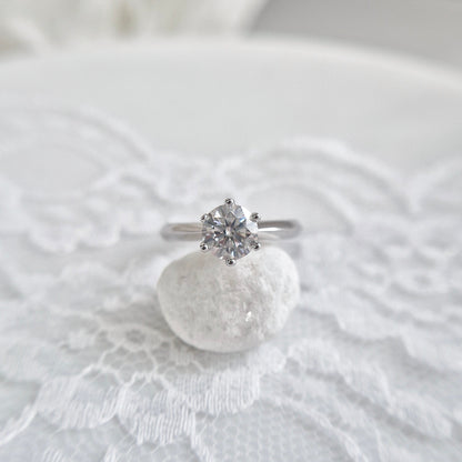 Moissanit Silber Ring, Moissanite Ring, moissanite silver ring, Moissanit Ring, studs, Ring, Fingerring, Silberring, Damenring, Silberschmuck, silver jewelry, 925 sterling silver jewellery, gioielli, bijou, accessoire, bridal ring, wedding ring, promise ring, engagement ring, proposal ring, Verlobungsring, Ring Verlobung, Hochzeit Ring, hochzeitsschmuck, Schmuck, Diamant Ring, Diamond Ring, lab grown diamond jewelry