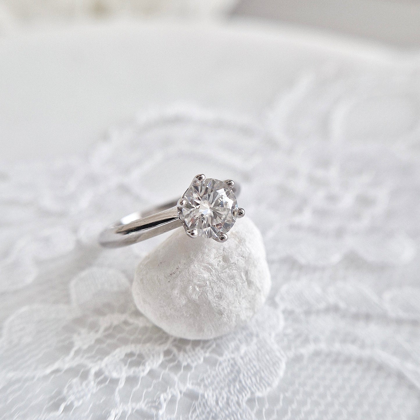 Moissanit Silber Ring, Moissanite Ring, moissanite silver ring, Moissanit Ring, studs, Ring, Fingerring, Silberring, Damenring, Silberschmuck, silver jewelry, 925 sterling silver jewellery, gioielli, bijou, accessoire, bridal ring, wedding ring, promise ring, engagement ring, proposal ring, Verlobungsring, Ring Verlobung, Hochzeit Ring, hochzeitsschmuck, Schmuck, Diamant Ring, Diamond Ring, lab grown diamond jewelry