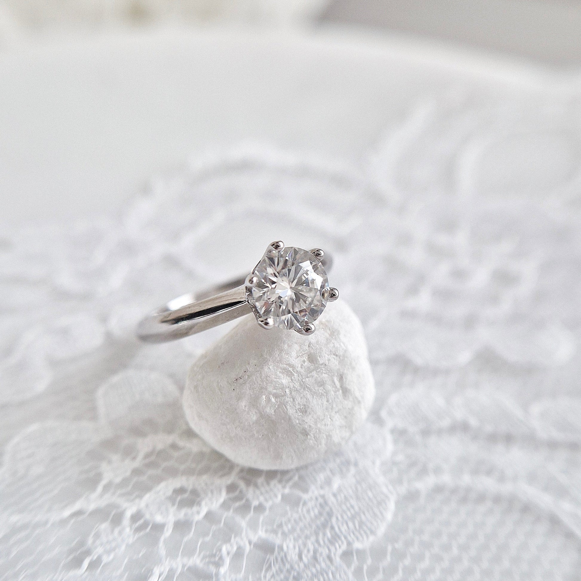 Moissanit Silber Ring, Moissanite Ring, moissanite silver ring, Moissanit Ring, studs, Ring, Fingerring, Silberring, Damenring, Silberschmuck, silver jewelry, 925 sterling silver jewellery, gioielli, bijou, accessoire, bridal ring, wedding ring, promise ring, engagement ring, proposal ring, Verlobungsring, Ring Verlobung, Hochzeit Ring, hochzeitsschmuck, Schmuck, Diamant Ring, Diamond Ring, lab grown diamond jewelry