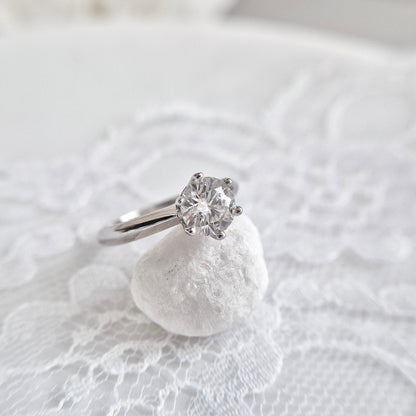 Moissanit Silber Ring, Moissanite Ring, moissanite silver ring, Moissanit Ring, studs, Ring, Fingerring, Silberring, Damenring, Silberschmuck, silver jewelry, 925 sterling silver jewellery, gioielli, bijou, accessoire, bridal ring, wedding ring, promise ring, engagement ring, proposal ring, Verlobungsring, Ring Verlobung, Hochzeit Ring, hochzeitsschmuck, Schmuck, Diamant Ring, Diamond Ring, lab grown diamond jewelry
