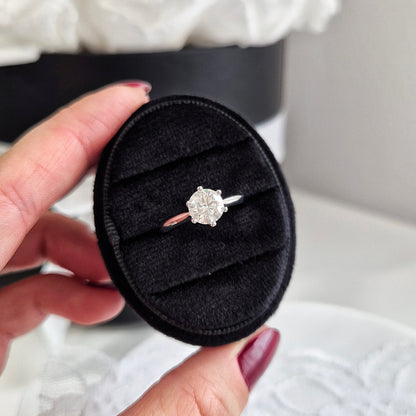 Moissanit Silber Ring, Moissanite Ring, moissanite silver ring, Moissanit Ring, studs, Ring, Fingerring, Silberring, Damenring, Silberschmuck, silver jewelry, 925 sterling silver jewellery, gioielli, bijou, accessoire, bridal ring, wedding ring, promise ring, engagement ring, proposal ring, Verlobungsring, Ring Verlobung, Hochzeit Ring, hochzeitsschmuck, Schmuck, Diamant Ring, Diamond Ring, lab grown diamond jewelry