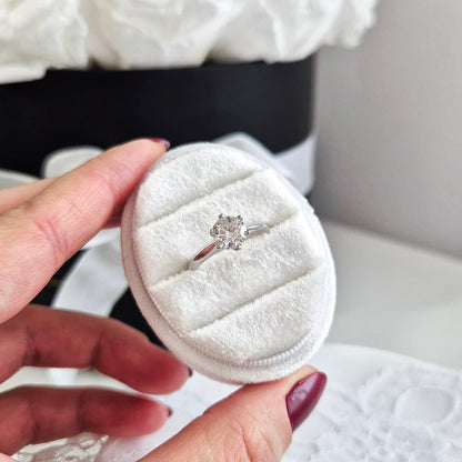 Moissanit Silber Ring, Moissanite Ring, moissanite silver ring, Moissanit Ring, studs, Ring, Fingerring, Silberring, Damenring, Silberschmuck, silver jewelry, 925 sterling silver jewellery, gioielli, bijou, accessoire, bridal ring, wedding ring, promise ring, engagement ring, proposal ring, Verlobungsring, Ring Verlobung, Hochzeit Ring, hochzeitsschmuck, Schmuck, Diamant Ring, Diamond Ring, lab grown diamond jewelry