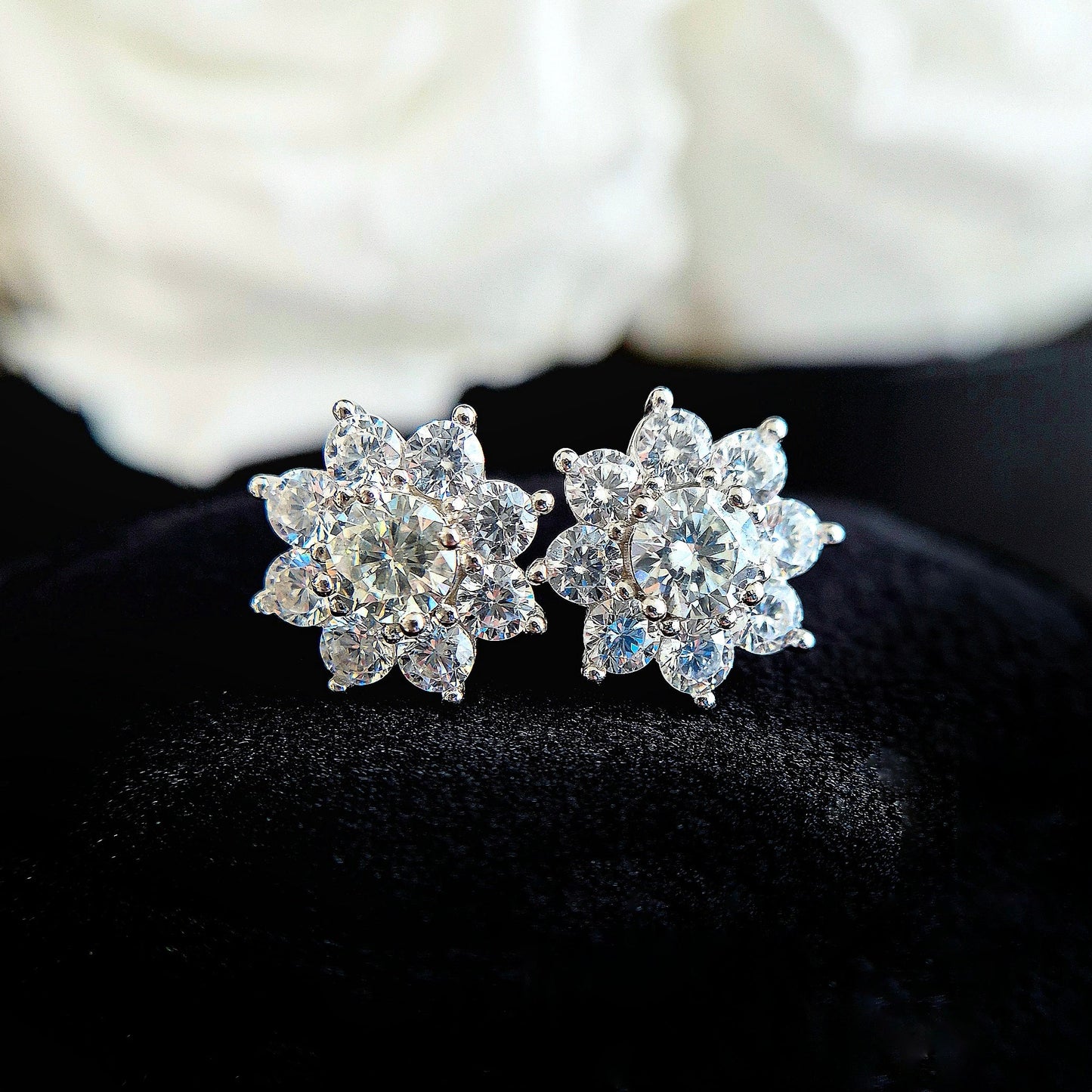 Moissanit ohrringe, Moissanite earrings, Moissanit Ohrstecker, studs, stud earrings, silver earrings, Ohrringe, Ohrstecker, Silber Ohrringe, Damenohrringe, Silberschmuck, silver jewelry, 925 sterling silver jewellery, gioielli, bijou, accessoire, bridal earrings, wedding earrings, hochzeitsschmuck, Schmuck, Diamant Ohrringe, Diamond Earrings, lab grown diamond jewelry