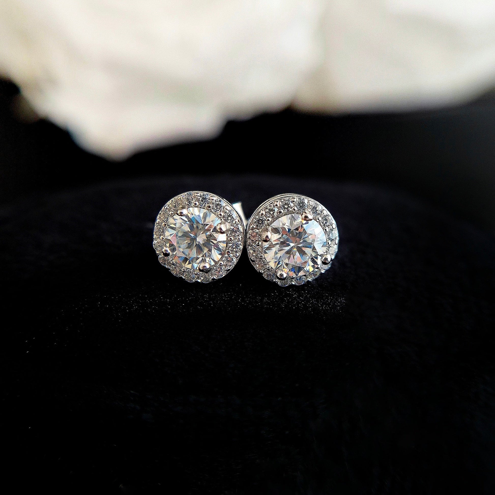 Moissanit ohrstecker, Moissanite studs, moissanite earrings, Moissanit ohrringe, studs, stud earrings, silver earrings, Ohrringe, Ohrstecker, Silber Ohrringe, Damenohrringe, Silberschmuck, silver jewelry, 925 sterling silver jewellery, gioielli, bijou, accessoire, bridal earrings, wedding earrings, hochzeitsschmuck, Schmuck, Diamant Ohrringe, Diamond Earrings, lab grown diamond jewelry