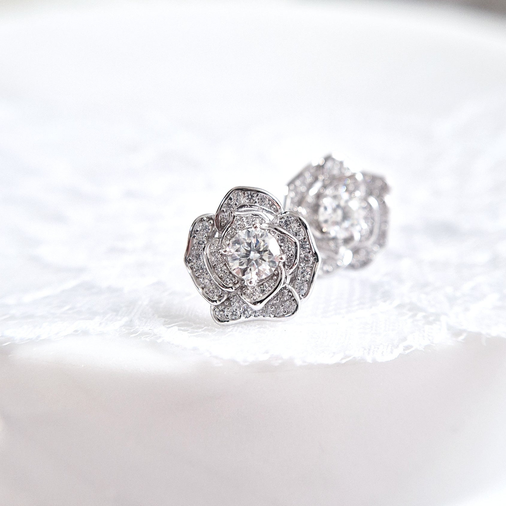 Moissanit ohrringe, Moissanite earrings, Moissanit Ohrstecker, studs, stud earrings, silver earrings, Ohrringe, Ohrstecker, Silber Ohrringe, Damenohrringe, Silberschmuck, silver jewelry, 925 sterling silver jewellery, gioielli, bijou, accessoire, bridal earrings, wedding earrings, hochzeitsschmuck, Schmuck, Diamant Ohrringe, Diamond Earrings, lab grown diamond jewelry, Rosen Ohrringe, Blumen Ohrstecker, moissanite rose earrings