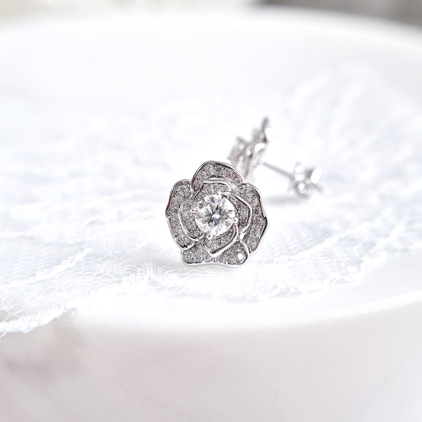 Moissanit ohrringe, Moissanite earrings, Moissanit Ohrstecker, studs, stud earrings, silver earrings, Ohrringe, Ohrstecker, Silber Ohrringe, Damenohrringe, Silberschmuck, silver jewelry, 925 sterling silver jewellery, gioielli, bijou, accessoire, bridal earrings, wedding earrings, hochzeitsschmuck, Schmuck, Diamant Ohrringe, Diamond Earrings, lab grown diamond jewelry, Rosen Ohrringe, Blumen Ohrstecker, moissanite rose earrings