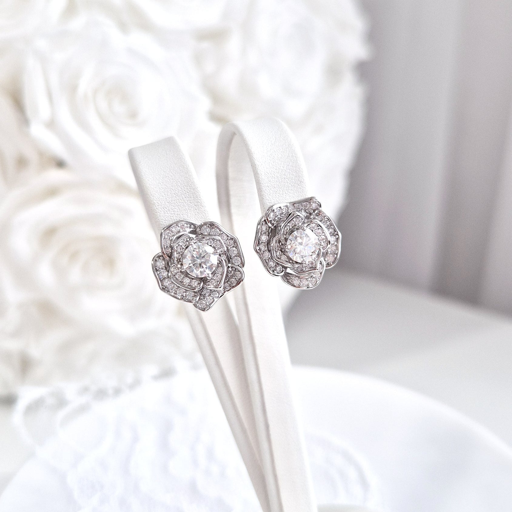Moissanit ohrringe, Moissanite earrings, Moissanit Ohrstecker, studs, stud earrings, silver earrings, Ohrringe, Ohrstecker, Silber Ohrringe, Damenohrringe, Silberschmuck, silver jewelry, 925 sterling silver jewellery, gioielli, bijou, accessoire, bridal earrings, wedding earrings, hochzeitsschmuck, Schmuck, Diamant Ohrringe, Diamond Earrings, lab grown diamond jewelry, Rosen Ohrringe, Blumen Ohrstecker, moissanite rose earrings