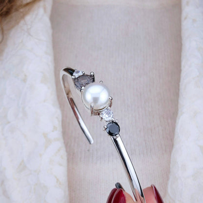Pearl bangle, pearl bracelet, Perlen Armreif, Silber Armreif, Schmuck Schweiz, Grey pearl bracelet, black pearl bracelet, white pearl bracelet, elegant jewelry shop, swiss jewelry shop, Edelstein Schmuck Schweiz, Silver Bangle, Silver bracelet, Armreif, Bangle